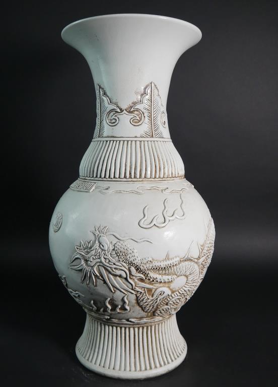 BLANC DE CHINE BISCUIT VASE (1 of 3)