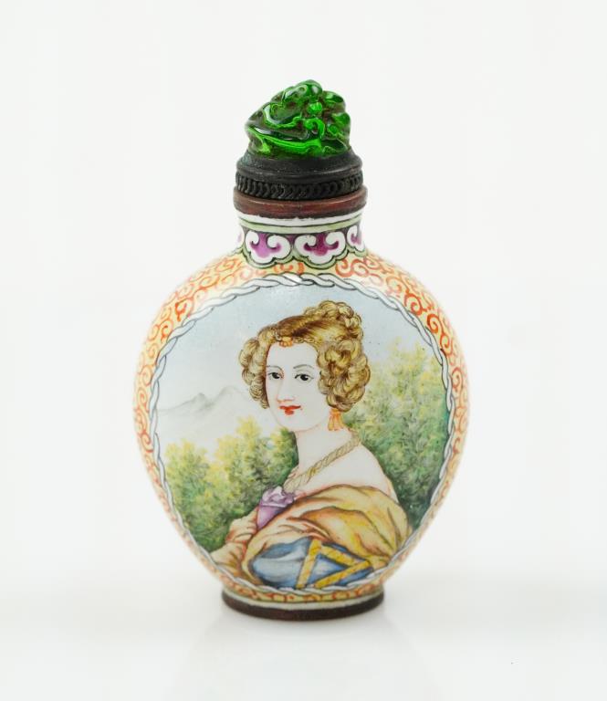 A BEAUTIFUL HAND-PAINTED SNUFF BOTTLE (1 of 3)