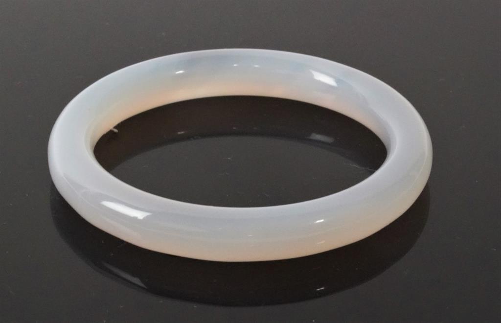 CHINESE MAGNIFICENT TRANSLUCENT BANGLE (1 of 5)