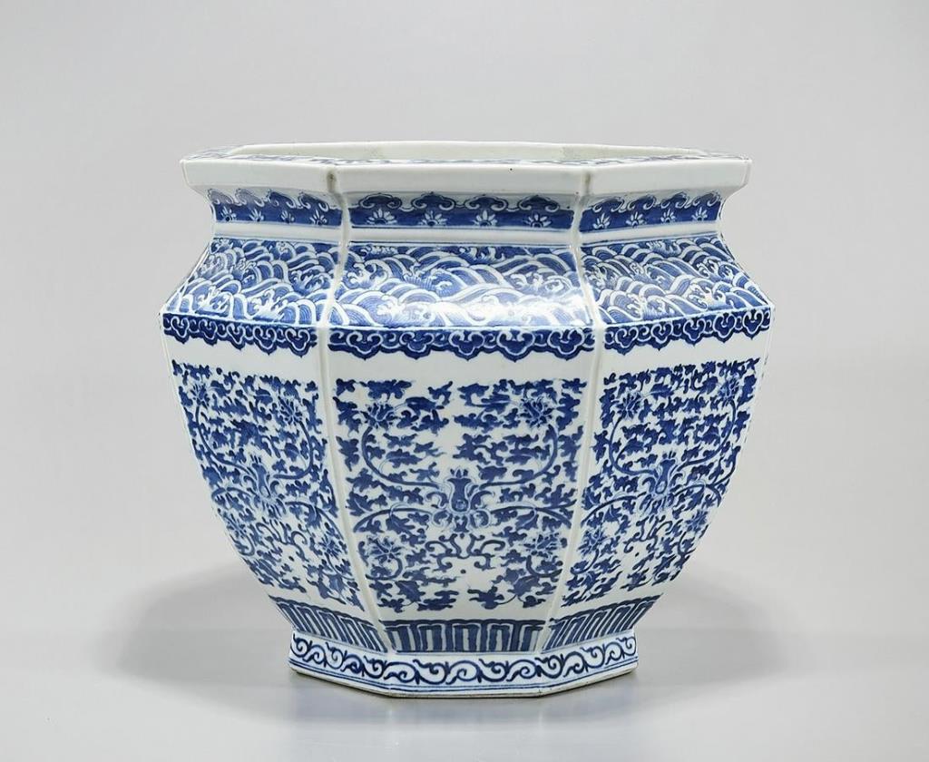 CHINESE BLUE AND WHITE HEXAGONAL PLANTER (1 of 4)