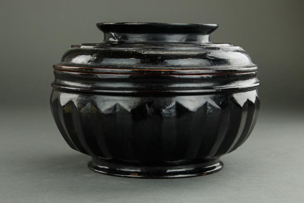 ROUND JAPANESE LACQUER BOX AND COVER (1 of 1)