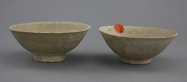 SET OF TWO POTTERY BOWLS (1 of 2)