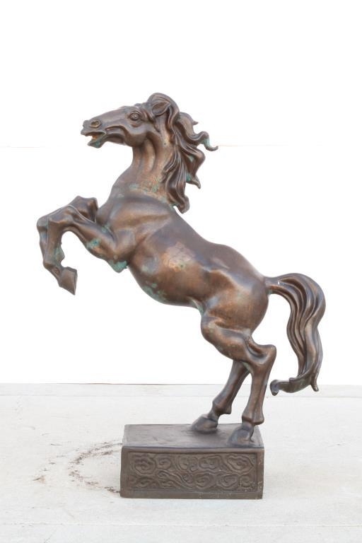 A BEAUTIFUL FIGURAL BRONZE STATUE OF A HORSE (1 of 2)