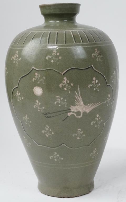KOREAN PORCELAIN VASE (1 of 5)