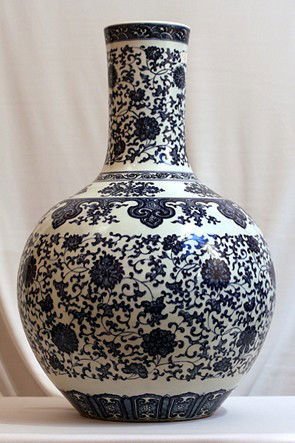 MASSIVE BLUE AND WHITE CHINESE VASE: H: 22 3/4", with Qianlong seal mark at the base, of long bottle neck and bulbous body, painted in under glaze blue of good color with simulated heaping and piling, the sides with a continuous stylized