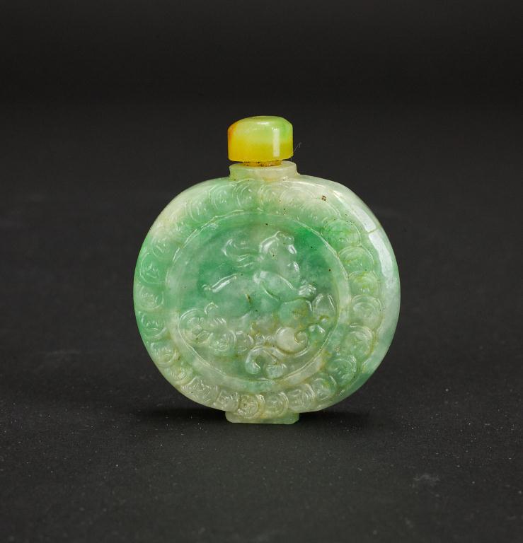 CHINESE CARVED JADEITE SNUFF BOTTLE (1 of 2)