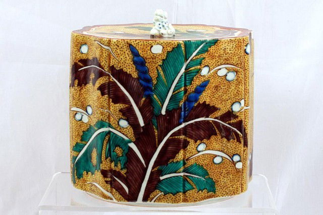 JAPANESE KO-KUTANI LIDDED JAR: H: 7 7/8" x D: 7 3/4", painted with banana leaves on the body, with foo dog finial