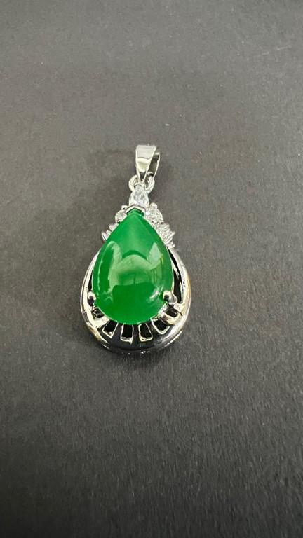 CHINESE GREEN PEAR-SHAPED JADE PENDANT (1 of 3)