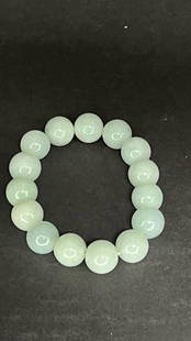 CHINESE LIGHT GREEN JADE BEADED BRACELET: Of beautiful light green color.