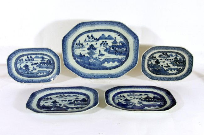SET OF FIVE BLUE AND WHITE CHINESE EXPORT PLATES: L: 13 3/4 in. (35cm), each having a blue willow pattern