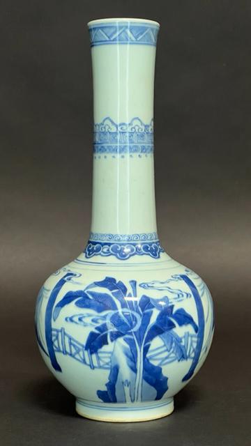 CHINESE BLUE AND WHITE LONG-NECKED BOTTLE VASE (1 of 5)