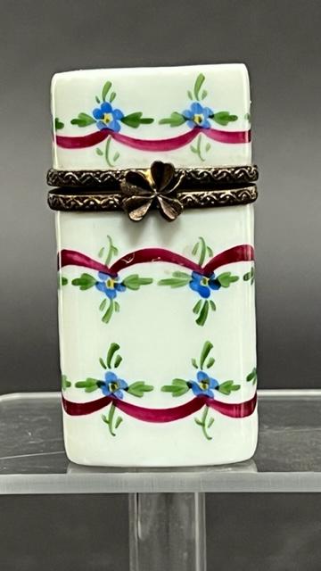SMALL PORCELAIN HINGED PILL BOX (1 of 4)