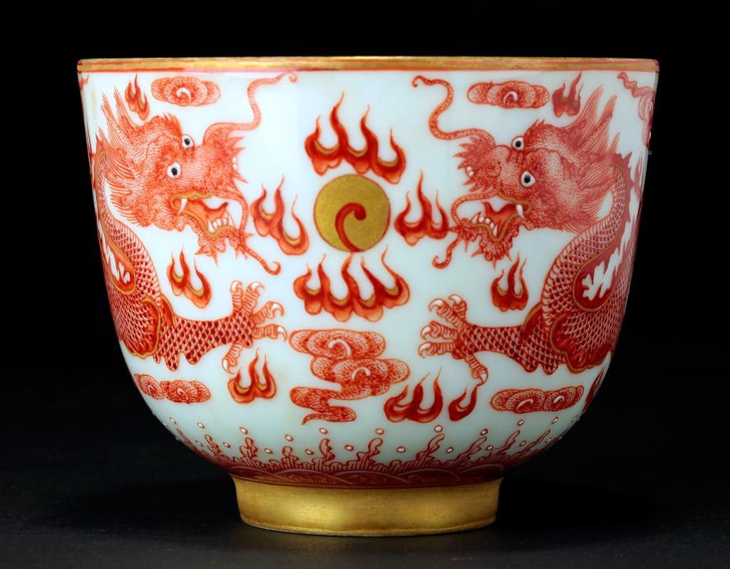 CHINESE WHITE AND CORAL 'DRAGON' TEA CUP: Diameter: 3 5/8 in.(9cm) x H: 2 7/8 in.(7cm)