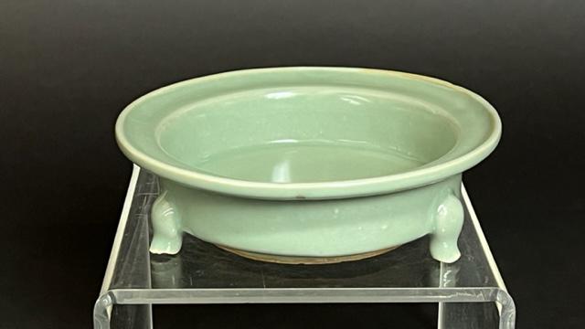 CHINESE TRIPOD CELADON DISH (1 of 5)