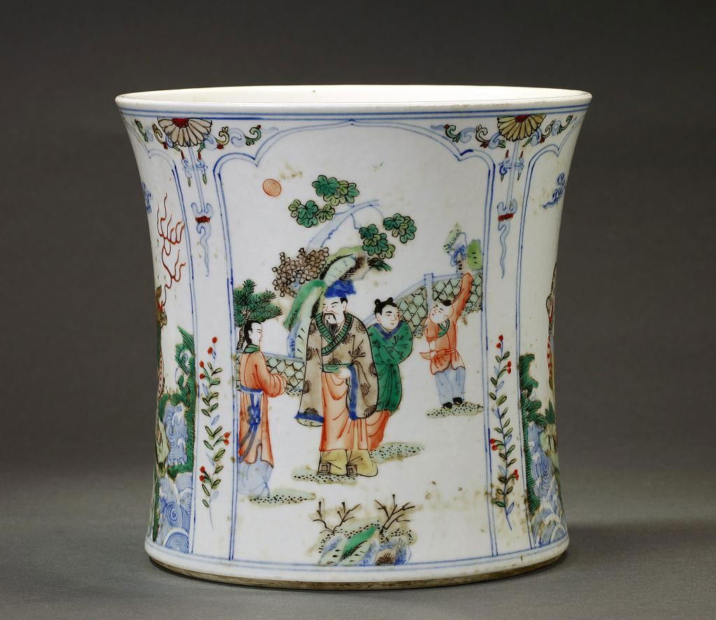 ANTIQUE CHINESE DOU CAI BRUSH POT: Late 18th/ Early 19th Century. Diameter: 6 1/2 in.(16.5cm) x H: 6 1/2 in.(16.5cm)