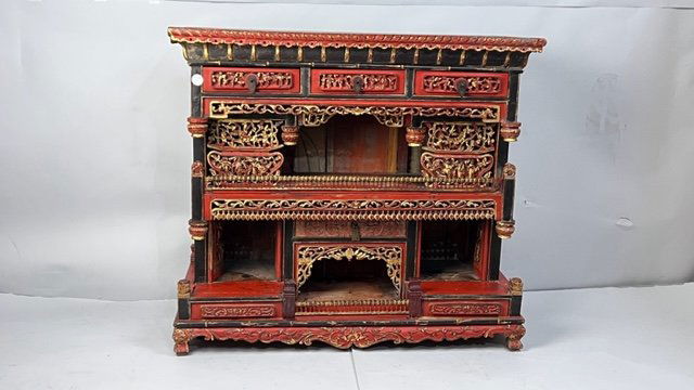 CHINESE CARVED WOODEN SHRINE CABINET (1 of 8)
