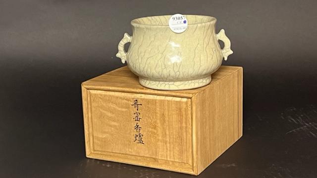 A CHINESE BEIGE GLAZED JAR, WITH WOODEN BOX: With very fine black etches on the body, and two chilong handles. With a wooden box. H: 3 3/4 in.