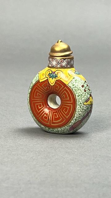 A RARE QING DYNASTY PORCELAIN SNUFF BOTTLE (1 of 9)