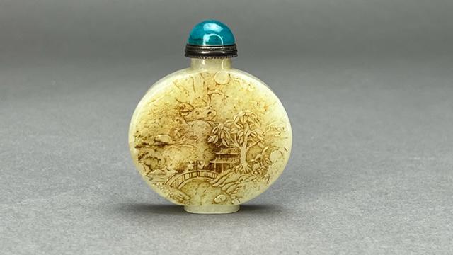 CHINESE CARVED WHITE JADE SNUFF BOTTLE (1 of 5)