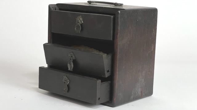 A CHINESE WOODEN TRAVELLING BOX (1 of 5)