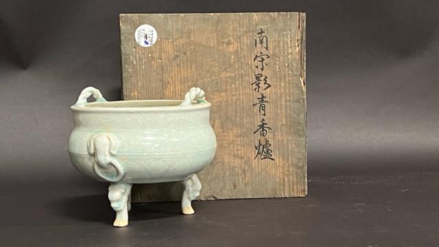 A CHINESE CELADON TRIPOD CENSER (1 of 6)