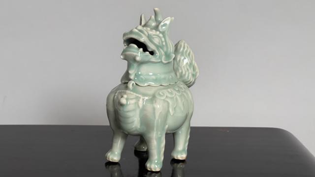 CHINESE CELADON FIGURE OF A FOO LION (1 of 5)