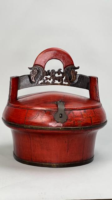 CHINESE LACQUERED TRAVELING BOX (1 of 6)