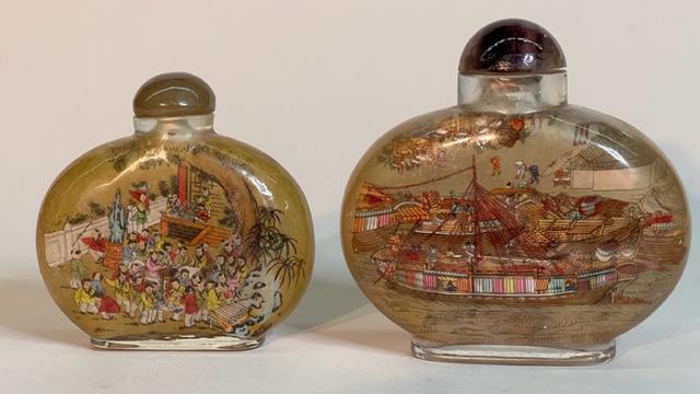 TWO CHINESE REVERSE PAINTED GLASS SNUFF BOTTLES (1 of 5)