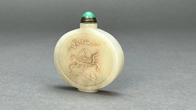 CHINESE CARVED WHITE JADE SNUFF BOTTLE (1 of 5)
