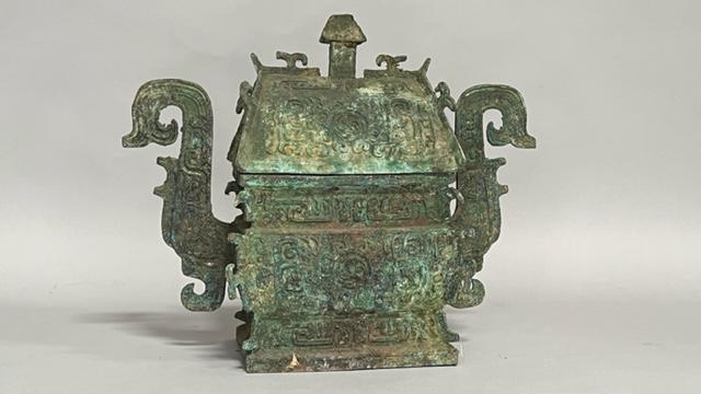 ELABORATE CHINESE BRONZE INCENSE BOX AND COVER (1 of 6)