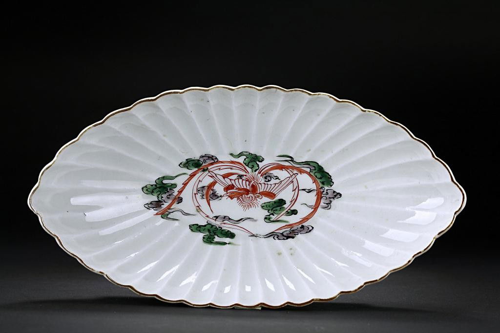JAPANESE KAKIEMON LOBED BOAT DESIGN DISH: With hand painting of light iron red over the glaze and auborgine and dark green color enamel under the glaze, with brown color underglaze rim. L: 8 7/8 in.(22.5cm) x H: 1 7/8 in.(5cm)
