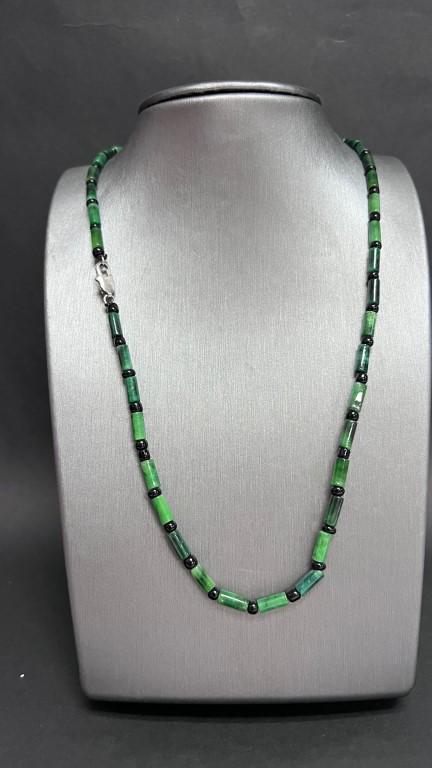 BEAUTIFUL GREEN JADE NECKLACE (1 of 4)