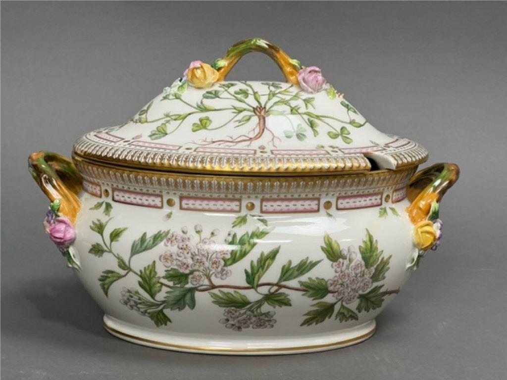 ROYAL COPENHAGEN FLORA DANICA COVERED TUREEN (1 of 9)
