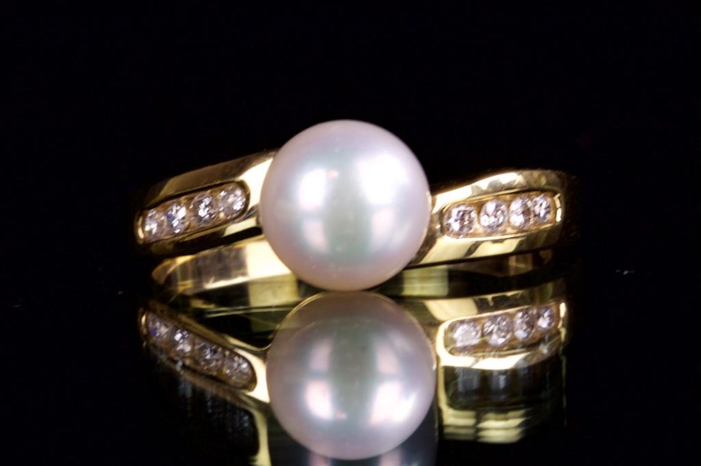 14K GOLD RING WITH PEARL AND DIAMOND (1 of 2)