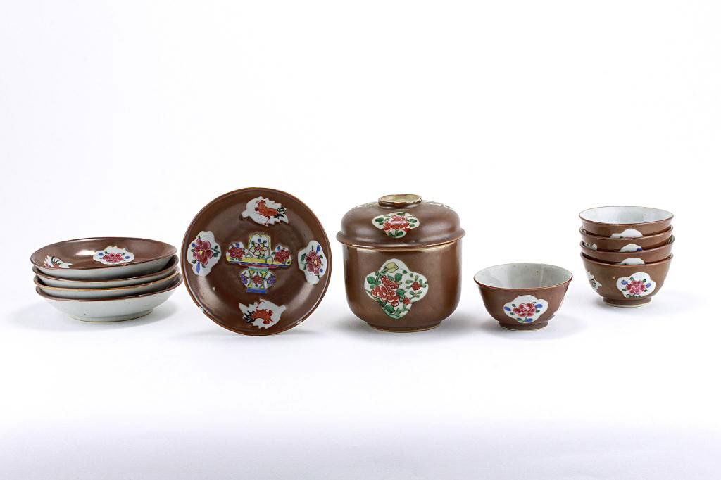 15. ANTIQUE CHINESE TEA CUPS AND SAUCERS: 18th Century. Comprising of five tea cups and saucers with a rice bowl and cover. H: 3 7/8 in.(10cm)