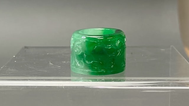 BEAUTIFUL BURMESE CARVED JADE THUMB RING (1 of 5)