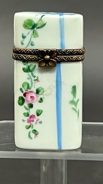 SMALL PORCELAIN PILL BOX - LIMOGE ON THE BASE: Painted with floral design on white background. Inscribed with Limoges on the base.