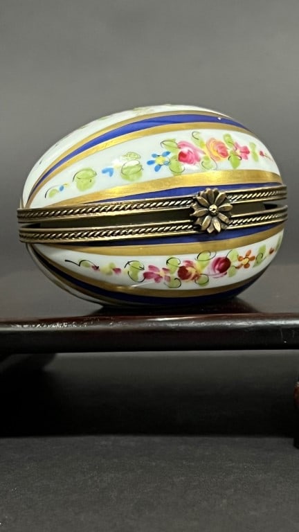 SMALL PORCELAIN PILL BOX: With alternating design of tapering blue band and white ground painted with flowers. Limoges inscription on the base.