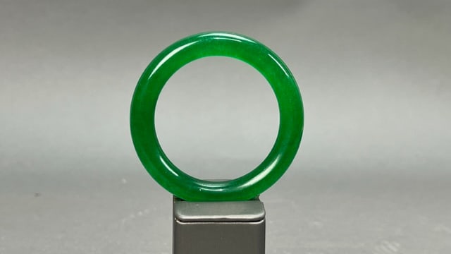BEAUTIFUL CHINESE GREEN JADE BANGLE (1 of 6)