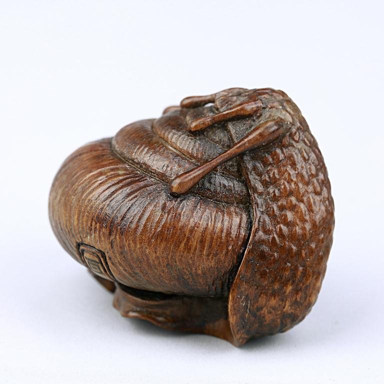 ANTIQUES JAPANESE CARVED FRUITWOOD NETSUKE: Of a snail. H: 1 1/2 in.(4cm)