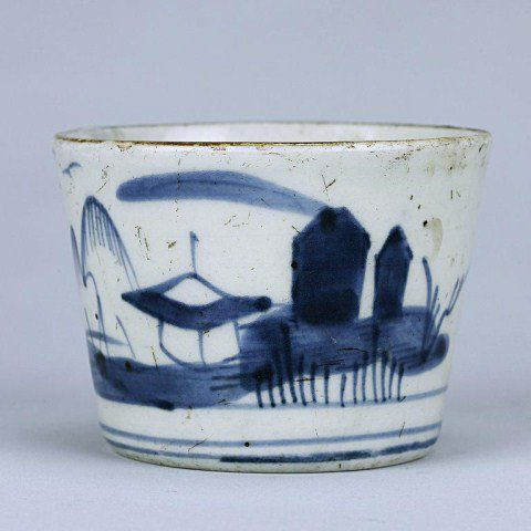 ANTIQUE CHINESE BLUE AND WHITE TEA CUP: mark on interior. Diameter: 3 1/8 in.(8cm) x H: 2 1/4 in.(5.5cm)