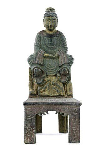 ANTIQUE CHINESE GILT WOOD FIGURE OF A GUANYIN: Finely cast seated on a raised rockwork, the hair neatly raised into a chignon pinned with a headpiece, the face with a serene and joyful expression, dressed in long billowy layering robe, with the ha