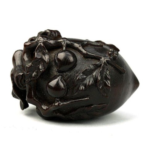 ANTIQUE JAPANESE CARVED WOOD NETSUKE OF A PEACH: L: 2 1/4 in.(5.5cm)