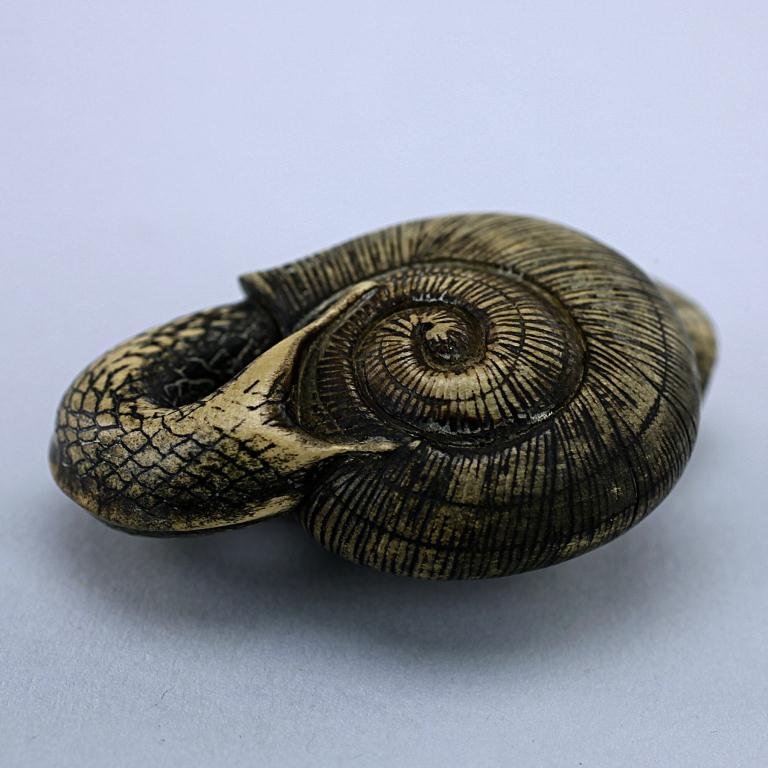 ANTIQUE JAPANESE CARVED WOOD NETSUKE OF A SNAIL: L: 1 3/4 in.(4.5cm)