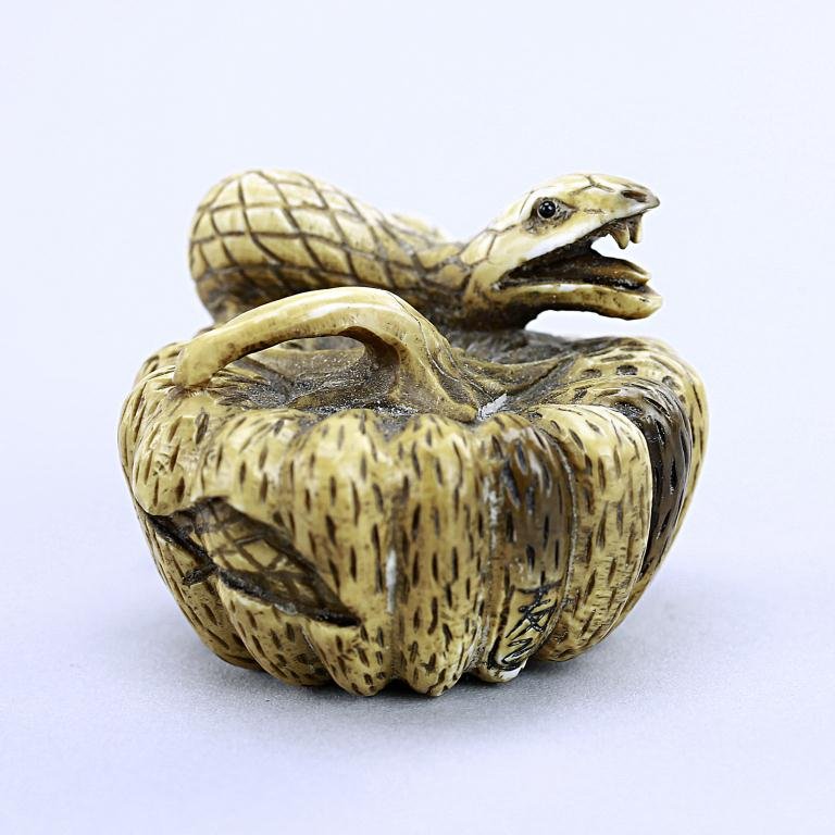 JAPANESE CARVED IVORY NETSUKE OF A SNAKE: H: 1 1/8 in.(3cm)