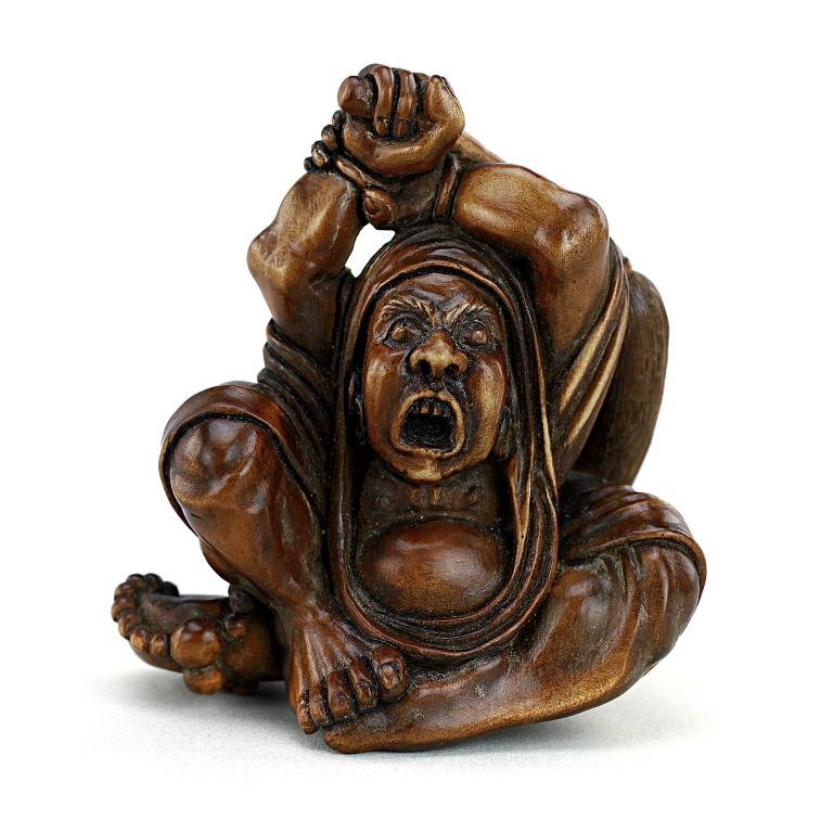 JAPANESE CARVED WOOD NETSUKE FIGURE OF A MAN: H: 2 1/2 in.(6.5cm)