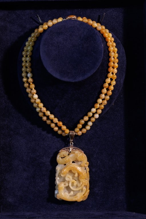 A VINTAGE CHINESE MOTTLED ORANGE JADE NECKLACE (1 of 5)