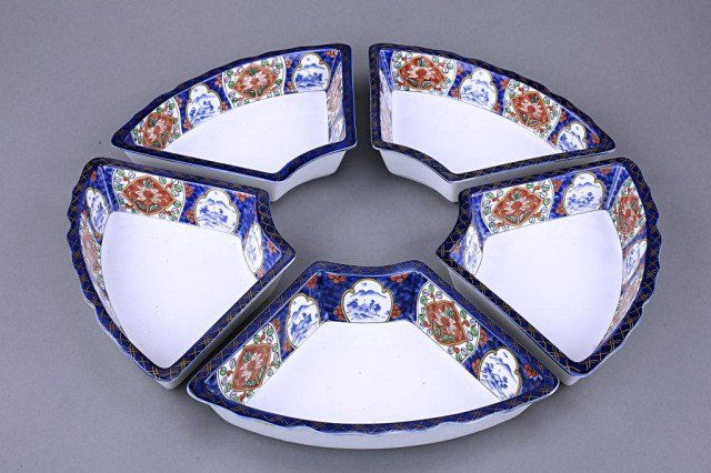 FIVE JAPANESE IMARI STYLE SERVING TRAYS: L: 8 1/4 in.(21cm) x W: 5 1/8 in.(13cm) x H: 1 1/2 in.(4cm)