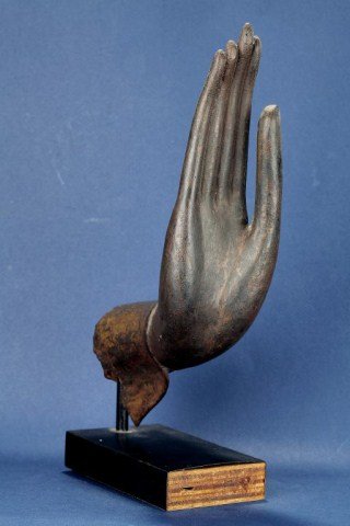 ANTIQUE BRONZE THAI BUDDHA'S HAND: H: 11 7/8 in. (30cm)