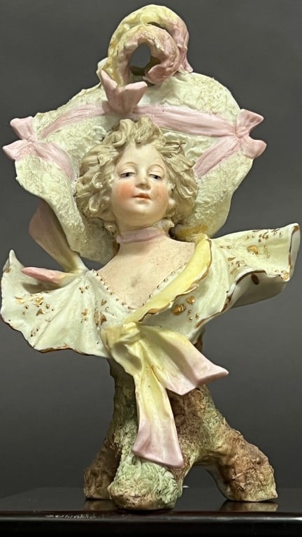 EUROPEAN PORCELAIN BUST OF A NOBLE LADY (1 of 4)